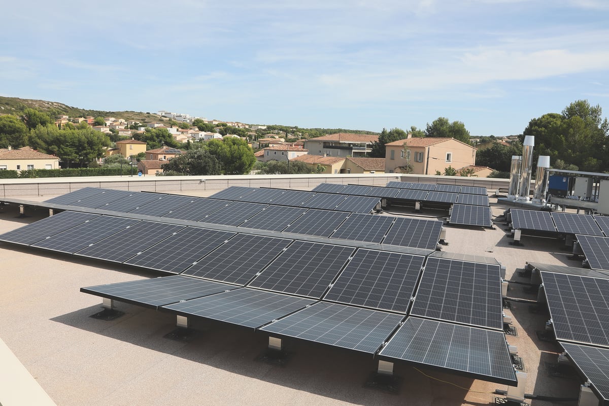 Panneaux solaires posés sur le toit d'un collège