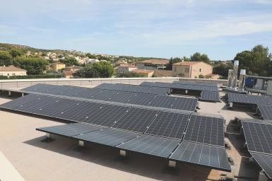 Le toit d'une école, recouvert de panneaux solaires - Agrandir l'image, fenêtre modale