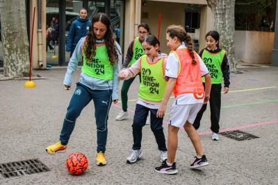 Une joueuse de l'Olympique de Marseille initie des collégiennes au football dans le cadre du programme 'Génération 2024', favorisant l'apprentissage et le partage des valeurs du sport. - Agrandir l'image 1 sur 16, fenêtre modale