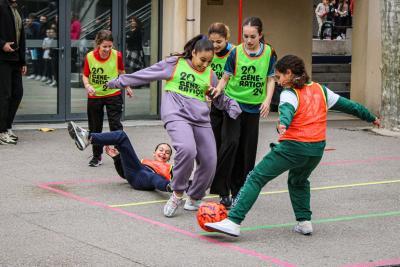Des collégiennes participent avec énergie et enthousiasme à un match de football improvisé, illustrant l'esprit sportif et la convivialité de l'événement. - Agrandir l'image 4 sur 16, fenêtre modale