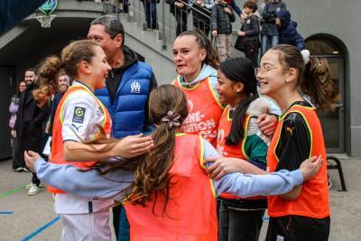 Des collégiennes et une joueuse de l'Olympique de Marseille célèbrent un moment de joie après un match de football, exprimant leur enthousiasme et leur esprit d'équipe. - Agrandir l'image 5 sur 16, fenêtre modale