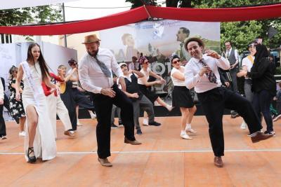 Animation musicale et dansante à la fête de la Libération à Aubagne - Agrandir l'image 3 sur 10, fenêtre modale