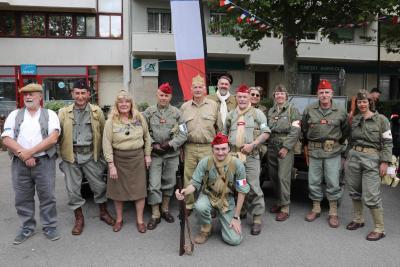 Photo de groupe en habits d'époque pour reconstitution historique - Agrandir l'image 1 sur 10, fenêtre modale