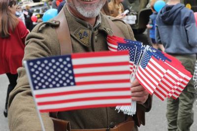 Portrait d'un participant à la fête du 8 mai à Aubagne qui célébrait la Libération - Agrandir l'image 8 sur 10, fenêtre modale
