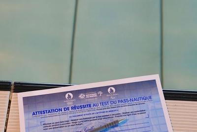 Attestation de réussite au Pass-Nautique posée au bord d'une piscine. - Agrandir l'image 2 sur 8, fenêtre modale