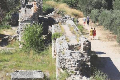 chemin de terre en haut des ruines de pierre de l'aqueduc - Agrandir l'image 2 sur 7, fenêtre modale