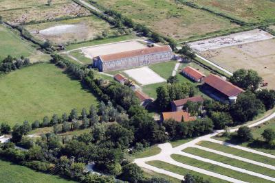 vue aérienne du mas de Cure, plusieurs bâtiments agricoles entourés de champs - Agrandir l'image 6 sur 6, fenêtre modale