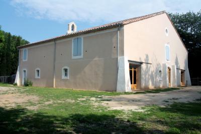 chapelle beige surmontée d'une petite cloche - Agrandir l'image 5 sur 6, fenêtre modale