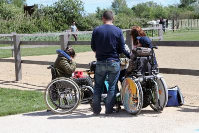 des enfants en fauteuil roulant au bord d'un padoc - Agrandir l'image 3 sur 6, fenêtre modale