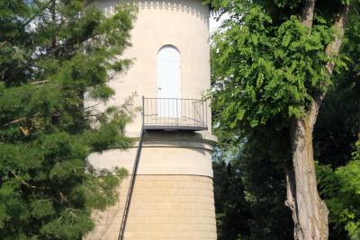 château d'eau avec petit balcon et echelle pour y accéder - Agrandir l'image 4 sur 6, fenêtre modale