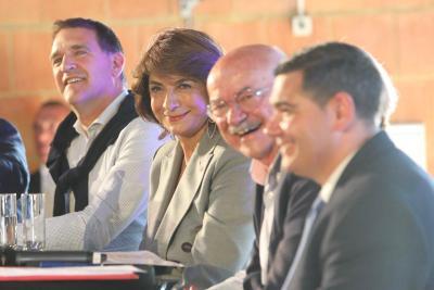 Photo de la réunion publique de mi-mandat à Boulbon pour les cantons Chateaurenard et Arles sur le thème de l'Agriculture, le Patrimoine et les Traditions avec Martine Vassal et les élus - Agrandir l'image 4 sur 8, fenêtre modale