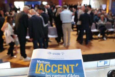 Photo de la réunion publique de mi-mandat à Boulbon pour les cantons Chateaurenard et Arles sur le thème de l'Agriculture, le Patrimoine et les Traditions avec Martine Vassal et les élus - Agrandir l'image 2 sur 8, fenêtre modale