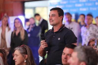 Prise de parole lors de la réunion publique de mi-mandat à Boulbon pour les cantons Chateaurenard et Arles sur le thème de l'Agriculture, le Patrimoine et les Traditions avec Martine Vassal et les élus - Agrandir l'image 6 sur 8, fenêtre modale