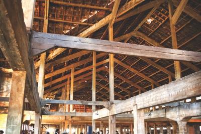 grand bâtiment très haut de plafond avec des poutres maintenant le tout - Agrandir l'image 6 sur 6, fenêtre modale