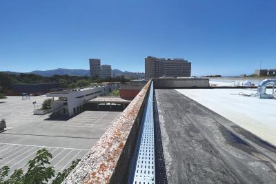 Le toit du collège Sylvain-Menu (Marseille 9e). La photo est prise du toit. On aperçois le collège en contre-bas. On voit que les travaux d'étanchéité sont finis. - Agrandir l'image 2 sur 4, fenêtre modale