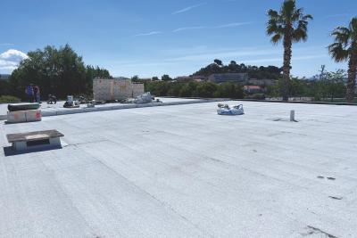 Le toit du collège l'Estaque (Marseille 16e). Les travaux de rénovation sont finis et il reste quelques traces de la présence d'ouvriers. - Agrandir l'image 3 sur 4, fenêtre modale