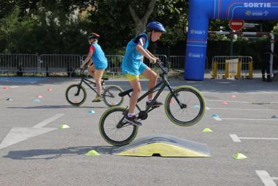 un jeune garçon en bmx passe un petit dos d'âne en cabrant - Agrandir l'image 1 sur 9, fenêtre modale
