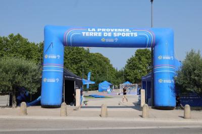 Grande structure gonflable d'accueil, formant une arche délimitant l'entrée du village "provence Terre de sport" - Agrandir l'image 7 sur 9, fenêtre modale