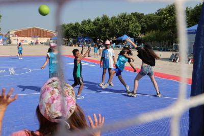 des enfants en plein match sur un terrain de handball extérieur - Agrandir l'image 5 sur 9, fenêtre modale