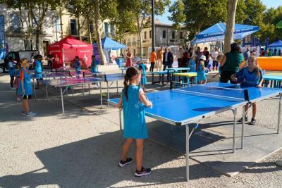 plusieurs stand accueillant des pratiques de sports, dont le ping pong. Des enfants disputent des matchs de ping pong - Agrandir l'image 8 sur 9, fenêtre modale