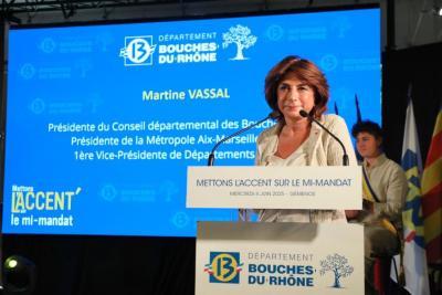 Martine Vassal au micro lors de la réunion publique mi-mandat à Gémenos - Agrandir l'image 3 sur 8, fenêtre modale