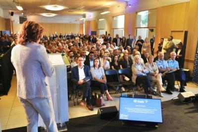 Groupe sur scène lors de la réunion publique mi-mandat à Gémenos avec Martine Vassal - Agrandir l'image 4 sur 8, fenêtre modale
