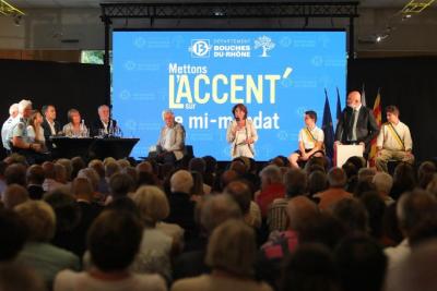 Vue la foule présente à Gémenos Personnes au micro lors de la réunion publique mi-mandat avec Martine Vassal sur scène - Agrandir l'image 2 sur 8, fenêtre modale