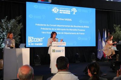 Martine Vassal au micro lors de la réunion mi-mandat à Cabriès - Agrandir l'image 1 sur 8, fenêtre modale