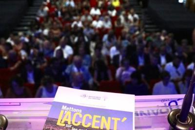 Vue du public lors de la réunion publique bilan mi-mandat à Velaux - Agrandir l'image 4 sur 11, fenêtre modale