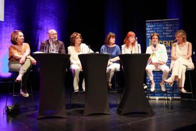 Elus sur scène au micro lors de la réunion publique bilan mi-mandat à Velaux - Agrandir l'image 3 sur 11, fenêtre modale