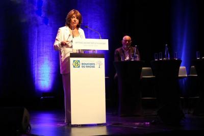 Martine Vassal au micro lors de la réunion publique bilan mi-mandat à Velaux - Agrandir l'image 9 sur 11, fenêtre modale