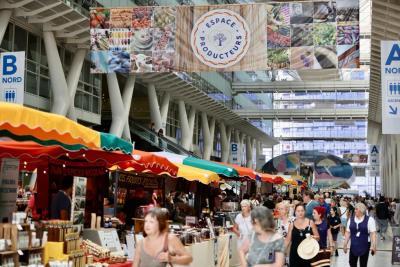 Le public dans le hall de l'HD13 au premier salon Préférence Provence - Agrandir l'image 30 sur 30, fenêtre modale