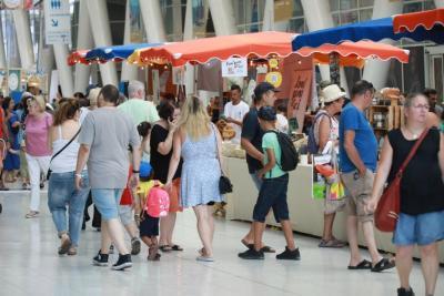 Le public au premier salon Préférence Provence - Agrandir l'image 2 sur 30, fenêtre modale