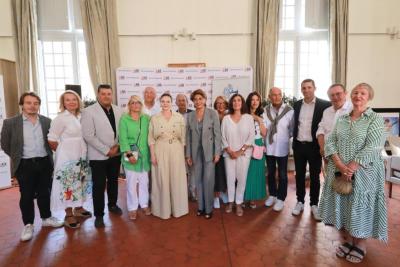 Photo de groupe lors de la signature le Contrat Départemental du contrat pour la Transition Ecologique - Agrandir l'image 2 sur 8, fenêtre modale