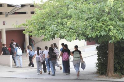 Enfants allant à leur salle de classe pendant la tournée des collèges lors de la rentrée 2025 - Agrandir l'image 4 sur 23, fenêtre modale