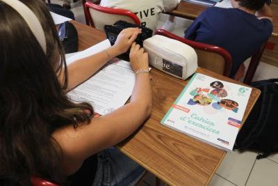 Elève à son pupitre devant différentes brochures distribuées à la rentrée - Agrandir l'image 1 sur 23, fenêtre modale