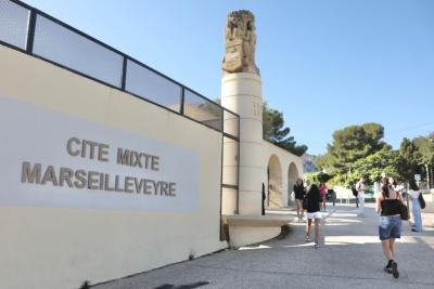 Vue de la façade et du nom de la Cité mixte Marseilleveyre lors de l'inauguration de la piscine avec la Région et le rectorat - Agrandir l'image 6 sur 23, fenêtre modale