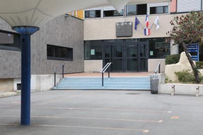 Vue d'une cour d'école vide lors de la rentrée des collèges - Agrandir l'image 13 sur 23, fenêtre modale