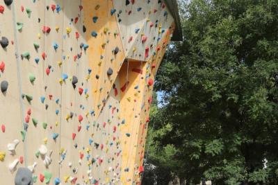 Vue d'un mur d'escalade équipement sportif d'un collège lors de la tournée des collèges pour la rentrée 2025 - Agrandir l'image 9 sur 23, fenêtre modale