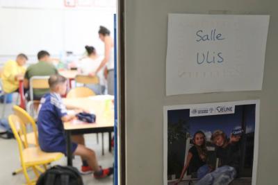 Vue d'une classe Ulis avec élèves en second plan - Agrandir l'image 17 sur 23, fenêtre modale