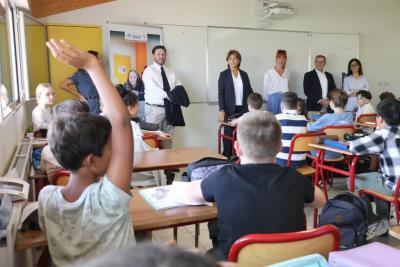Photo prise dans une salle de classe de 6eme en présence d'élus lors de la tournée des collèges pour la rentrée 2025 - Agrandir l'image 19 sur 23, fenêtre modale