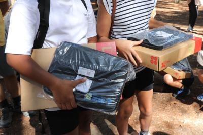 Collégiens tenant dans leurs mains les kits de fournitures et ordinateurs offerts par le Département - Agrandir l'image 12 sur 23, fenêtre modale