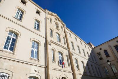 Vue de la façade d'un collège - Agrandir l'image 14 sur 23, fenêtre modale