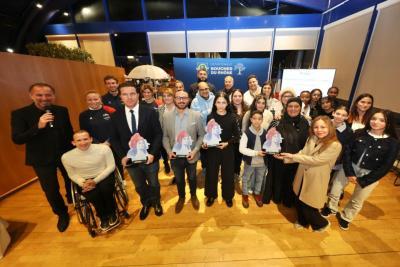 Photo de groupe avec plusieurs participants sur une scène, chacun tenant un trophée en forme de silhouette stylisée, devant le panneau « Département Bouches-du-Rhône ». - Agrandir l'image 2 sur 6, fenêtre modale