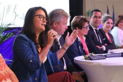 Marine Pustorino prenant la parole lors de la première séquence de Mi-mandat - Agrandir l'image 5 sur 7, fenêtre modale