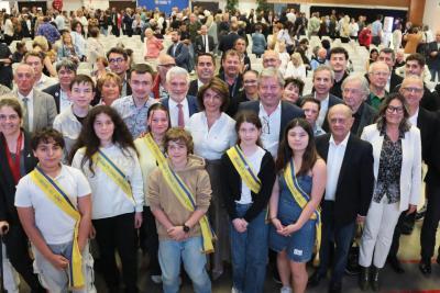 Photo de groupe à la séance publique de mi-mandat à Pélissanne - Agrandir l'image 1 sur 7, fenêtre modale