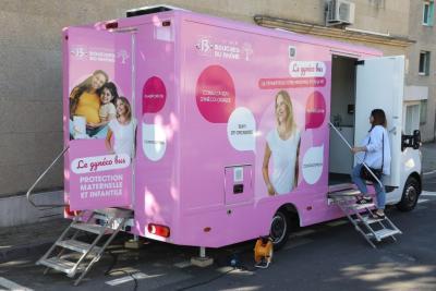 Patiente montant dans le bus protection maternelle pour son RDV dans le bus itinérant - Agrandir l'image 1 sur 3, fenêtre modale
