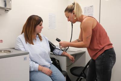 Patiente du bus itinérant protection maternelle à qui le docteur prend la tension pendant le rendez-vous médical - Agrandir l'image 3 sur 3, fenêtre modale
