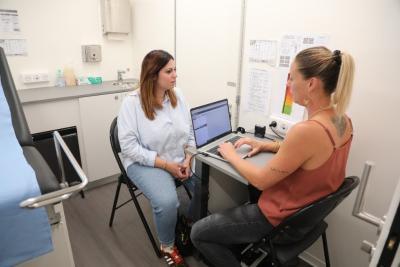 Patiente étant reçue dans le bus protection maternelle par le personnel soignant - Agrandir l'image 2 sur 3, fenêtre modale
