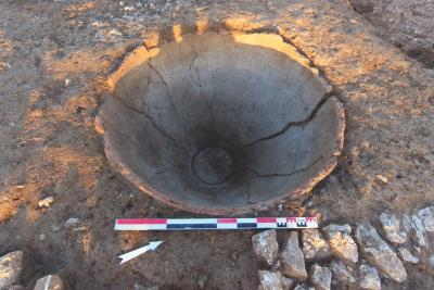 Grande cuve circulaire en terre cuite découverte lors de fouilles archéologiques, avec échelle de mesure au sol - Agrandir l'image 4 sur 5, fenêtre modale